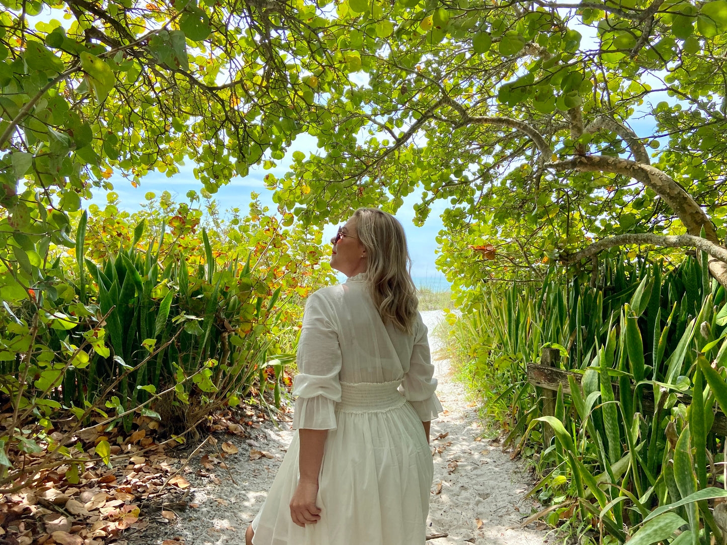 Mari white short dress good vibes